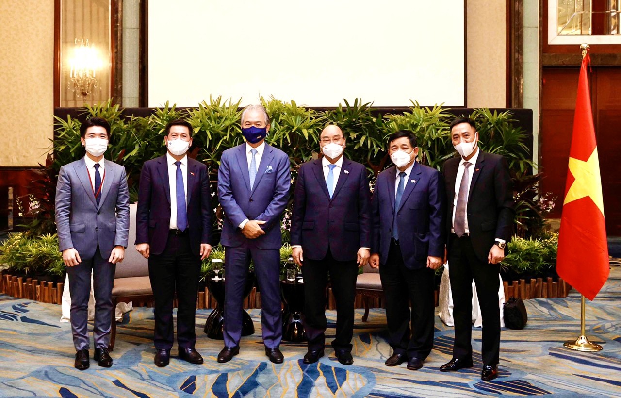 Đại diện lãnh đạo Tập đoàn T&T Group, Ngân hàng SHB, và Tập đoàn YCH chụp ảnh lưu niệm cùng Chủ tịch nước Nguyễn Xuân Phúc và lãnh đạo các bộ, ngành Việt Nam. Đại diện lãnh đạo Tập đoàn T&T Group, Ngân hàng SHB, và Tập đoàn YCH chụp ảnh lưu niệm cùng Chủ tịch nước Nguyễn Xuân Phúc và lãnh đạo các bộ, ngành Việt Nam.