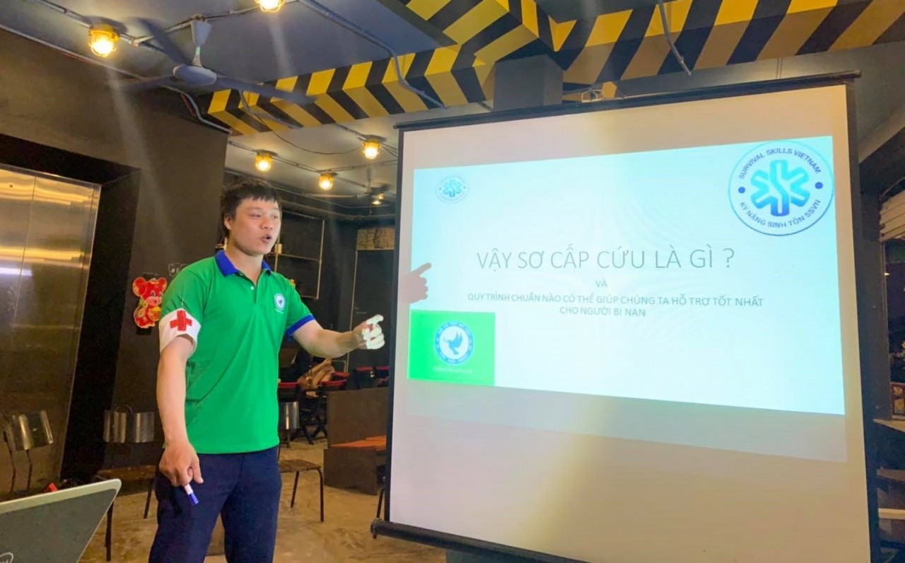 Anh Việt đang hướng dẫn cho các thành viên mới về cách sơ cứu. (ảnh FAS Angel)
