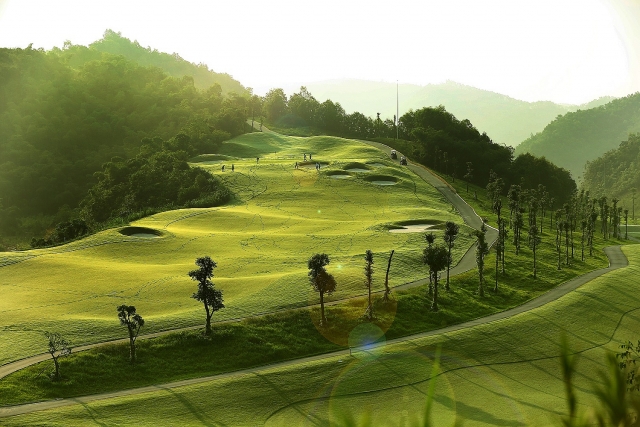Mãn nhãn với sân golf có địa hình khó và đẹp bậc nhất Việt Nam. man nhan voi san golf co dia hinh kho va dep bac nhat viet nam