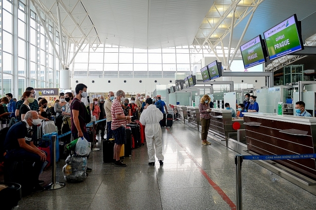 Cận cảnh chuyến bay đặc biệt của Bamboo Airways đưa công dân châu Âu hồi hương can canh chuyen bay dac biet cua bamboo airways dua cong dan sec va chau au hoi huong