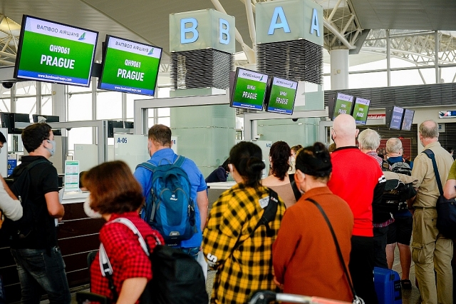 Cận cảnh chuyến bay đặc biệt của Bamboo Airways đưa công dân châu Âu hồi hương can canh chuyen bay dac biet cua bamboo airways dua cong dan sec va chau au hoi huong