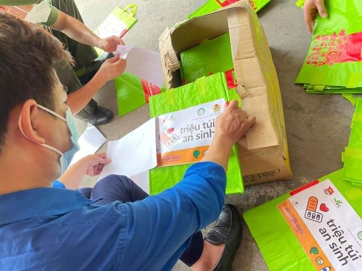 Sống trong mùa dịch: Yêu thương tạo nên sức mạnh, bản lĩnh con người Việt Sống trong mùa dịch: Yêu thương tạo nên sức mạnh, bản lĩnh con người Việt