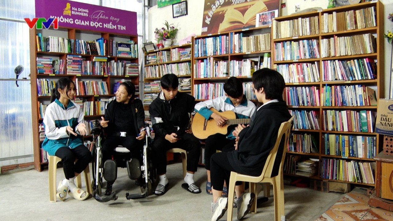 Tình yêu sách của cô thủ thư bị bệnh bại não Tình yêu sách của cô thủ thư bị bệnh bại não