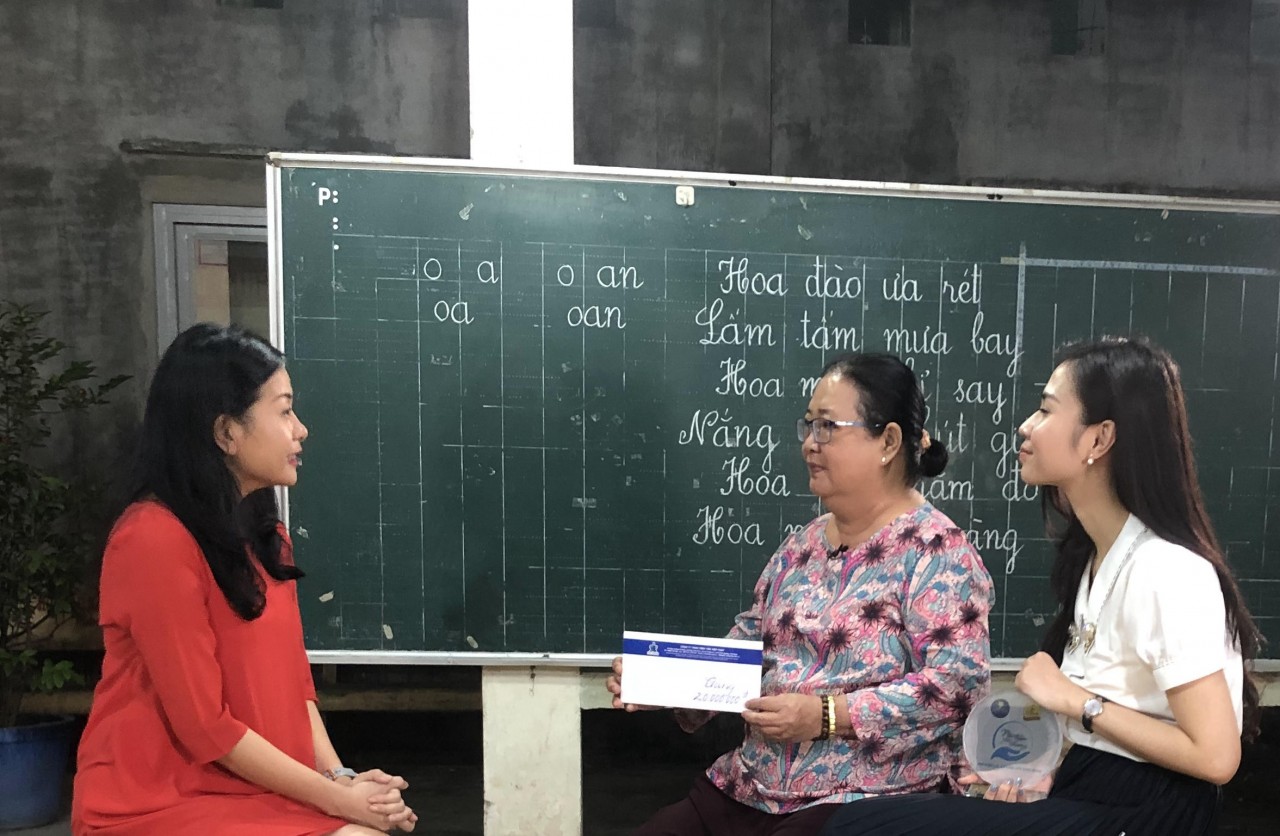 Đại diện Tập đoàn Tân Hiệp Phát trao món quà cho cô Thủy. Đại diện Tập đoàn Tân Hiệp Phát trao món quà cho cô Thủy.