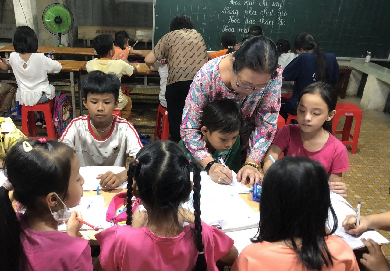 “Bà ngoại” của các trẻ em nghèo. “Bà ngoại” của các trẻ em nghèo.