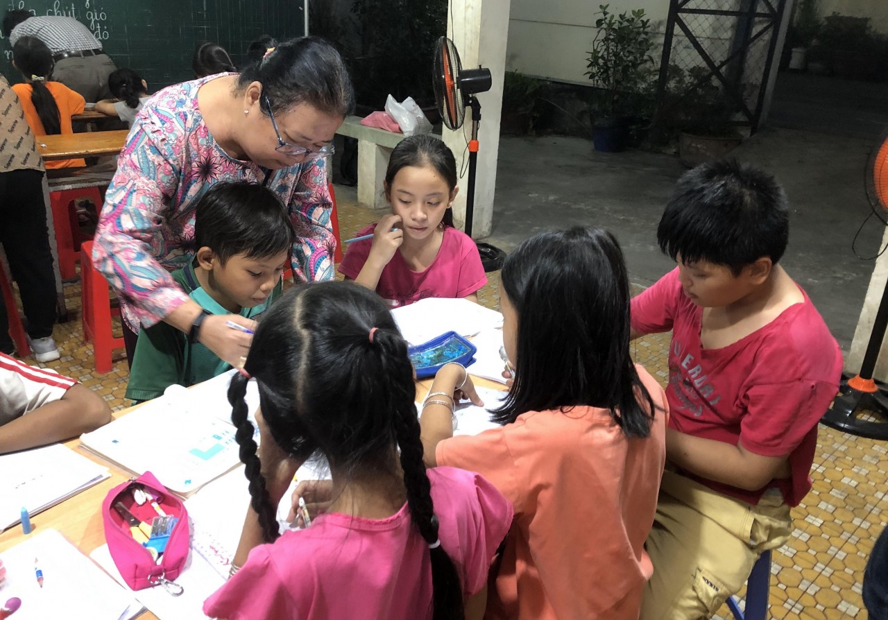 Các em nhỏ được ngoại chỉ dạy điều hay lẽ phải. Các em nhỏ được ngoại chỉ dạy điều hay lẽ phải.
