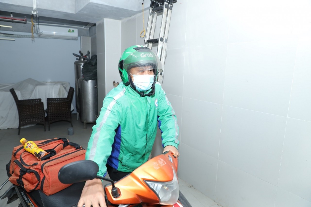 Sau giờ hành chính anh lại bắt đầu với công việc shipper và tham gia nhóm cứu hộ.