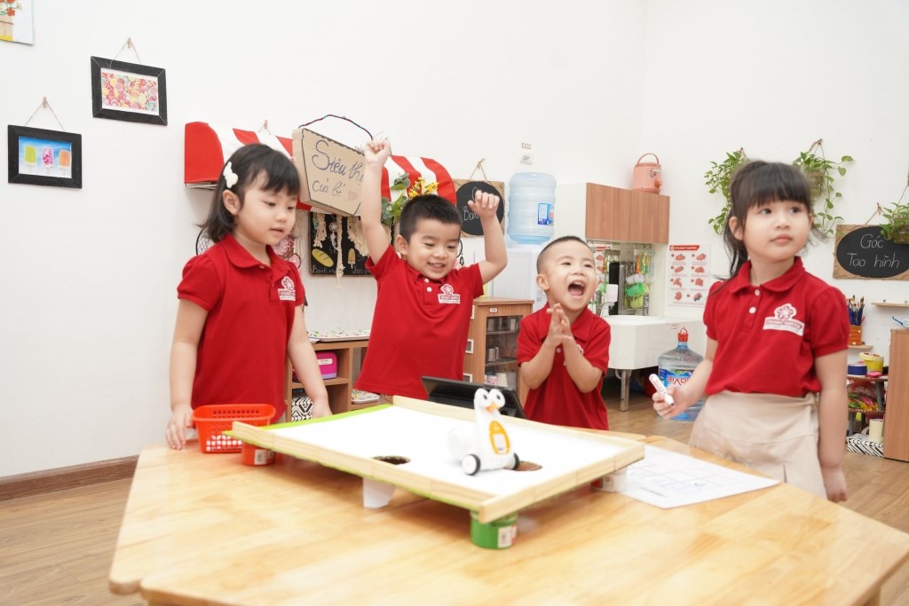 Các con cần có “xã hội trẻ em” để tương tác, học tập và phát triển, đặc biệt trong “giai đoạn vàng” của lứa tuổi mầm non. Các con cần có “xã hội trẻ em” để tương tác, học tập và phát triển, đặc biệt trong “giai đoạn vàng” của lứa tuổi mầm non.