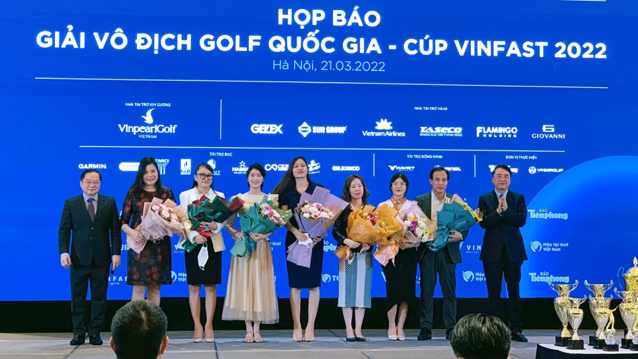 Đại diện Tập đoàn Geleximco (thứ hai từ phải sang) nhận hoa cảm ơn của chương trình.. Đại diện Tập đoàn Geleximco (thứ hai từ phải sang) nhận hoa cảm ơn của chương trình..