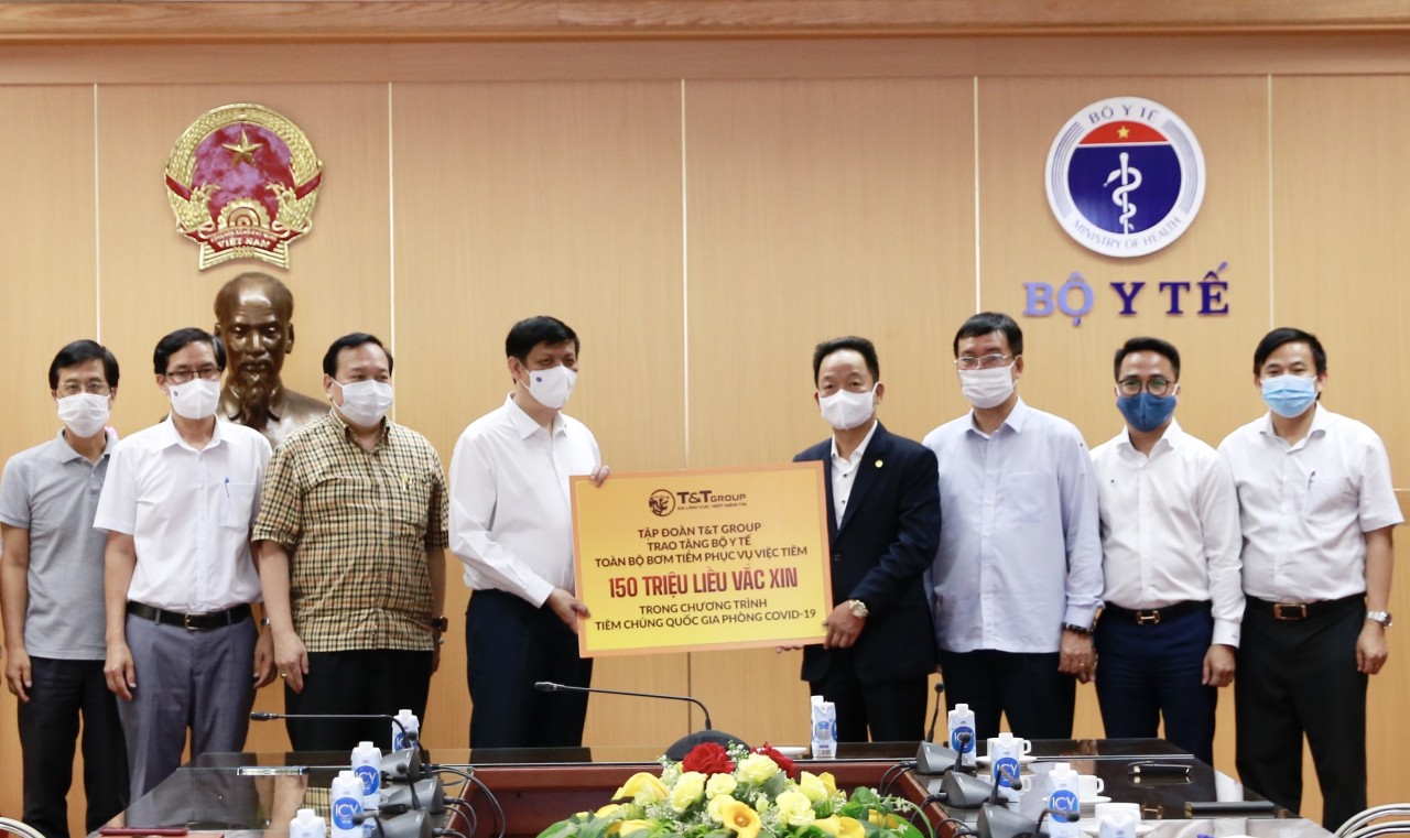 Ông Đỗ Quang Hiển, Chủ tịch HĐQT kiêm Tổng Giám đốc T&T Group, trao tặng toàn bộ bơm kim tiêm phục vụ chiến dịch tiêm 150 triệu liều vaccine phòng COVID-19. Ông Đỗ Quang Hiển, Chủ tịch HĐQT kiêm Tổng Giám đốc T&T Group, trao tặng toàn bộ bơm kim tiêm phục vụ chiến dịch tiêm 150 triệu liều vaccine phòng COVID-19.