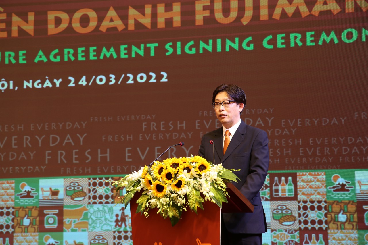 Ông Hitotsumatsu Keisuke, Tổng Giám đốc công ty TNHH Bán lẻ FujiMart Việt Nam phát biểu tại sự kiện. Ông Hitotsumatsu Keisuke, Tổng Giám đốc công ty TNHH Bán lẻ FujiMart Việt Nam phát biểu tại sự kiện.