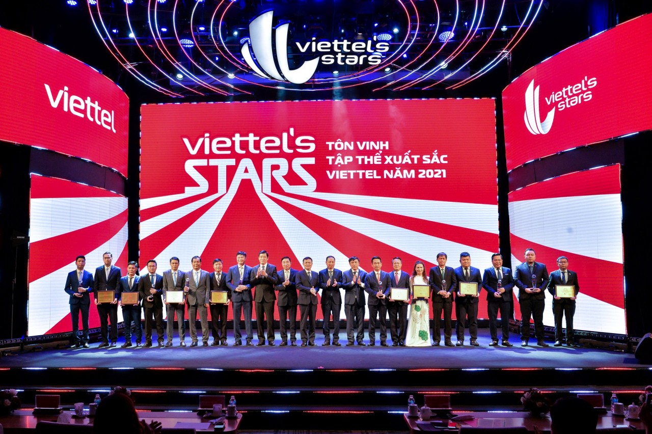 Ban Tổng giám đốc Tập đoàn Công nghiệp - Viễn thông Quân đội Viettel và 8 tập thể xuất sắc toàn cầu của Viettel 2021. Ban Tổng giám đốc Tập đoàn Công nghiệp - Viễn thông Quân đội Viettel và 8 tập thể xuất sắc toàn cầu của Viettel 2021.