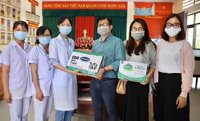 vinamilk ho tro 1 ty dong tang cuong san pham dinh duong cho cac y bac si va benh nhan benh vien bach mai