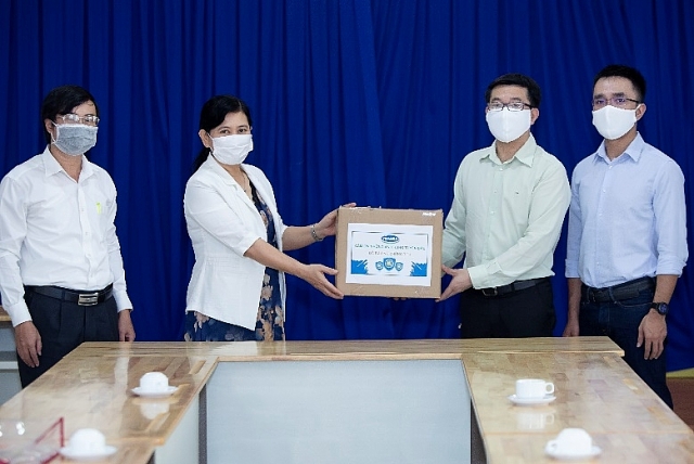 VINAMILK ủng hộ gần 15 tỷ đồng để tiếp sức cho các đơn vị tuyến đầu trên cả nước chống dịch vinamilk ung ho gan 15 ty dong de tiep suc cho cac don vi tuyen dau tren ca nuoc chong dich