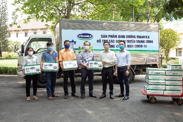 VINAMILK ủng hộ gần 15 tỷ đồng để tiếp sức cho các đơn vị tuyến đầu trên cả nước chống dịch vinamilk ung ho gan 15 ty dong de tiep suc cho cac don vi tuyen dau tren ca nuoc chong dich