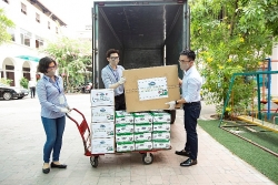 Tập thể nhân viên công ty Vinamilk góp sức hỗ trợ trẻ em khó khăn trước đại dịch COVID-19