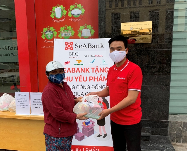 SeABank trao tặng hơn 16.000 suất quà cho người khó khăn bị ảnh hưởng bởi COVID-19 seabank trao tang hon 16000 suat qua cho nguoi kho khan bi anh huong boi covid 19