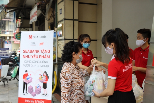 SeABank trao tặng hơn 16.000 suất quà cho người khó khăn bị ảnh hưởng bởi COVID-19 seabank trao tang hon 16000 suat qua cho nguoi kho khan bi anh huong boi covid 19