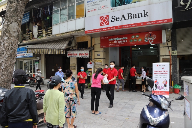 SeABank trao tặng hơn 16.000 suất quà cho người khó khăn bị ảnh hưởng bởi COVID-19 seabank trao tang hon 16000 suat qua cho nguoi kho khan bi anh huong boi covid 19