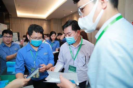 Từ đầu giờ khai mạc, khu trưng bày sản phẩm LabVIETCHEM đã thu hút lượng lớn khách tham quan.