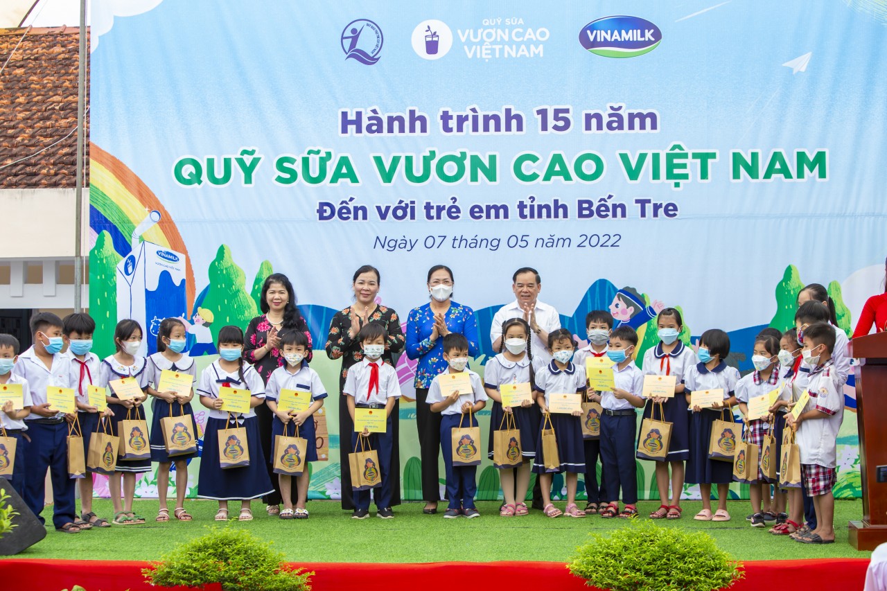 Hành trình năm thứ 15 của quỹ sữa vươn cao Việt Nam khởi động, mang sữa đến cho 21.000 trẻ em Hành trình năm thứ 15 của quỹ sữa vươn cao Việt Nam khởi động, mang sữa đến cho 21.000 trẻ em