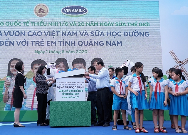 vinamink mang niem vui uong sua den voi tre em quang nam thong qua quy sua vuon cao viet nam va chuong trinh sua hoc duong