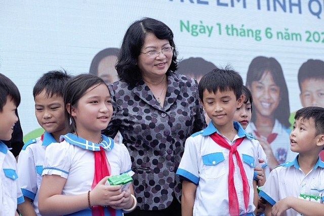 vinamink mang niem vui uong sua den voi tre em quang nam thong qua quy sua vuon cao viet nam va chuong trinh sua hoc duong