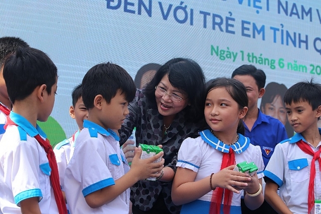 vinamink mang niem vui uong sua den voi tre em quang nam thong qua quy sua vuon cao viet nam va chuong trinh sua hoc duong