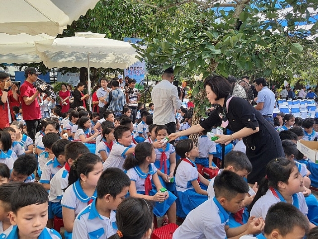 vinamink mang niem vui uong sua den voi tre em quang nam thong qua quy sua vuon cao viet nam va chuong trinh sua hoc duong