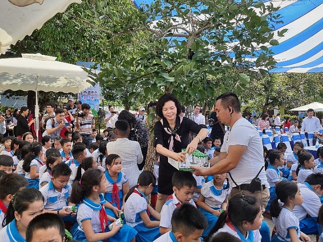 vinamink mang niem vui uong sua den voi tre em quang nam thong qua quy sua vuon cao viet nam va chuong trinh sua hoc duong