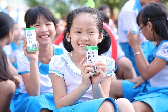 vinamink mang niem vui uong sua den voi tre em quang nam thong qua quy sua vuon cao viet nam va chuong trinh sua hoc duong