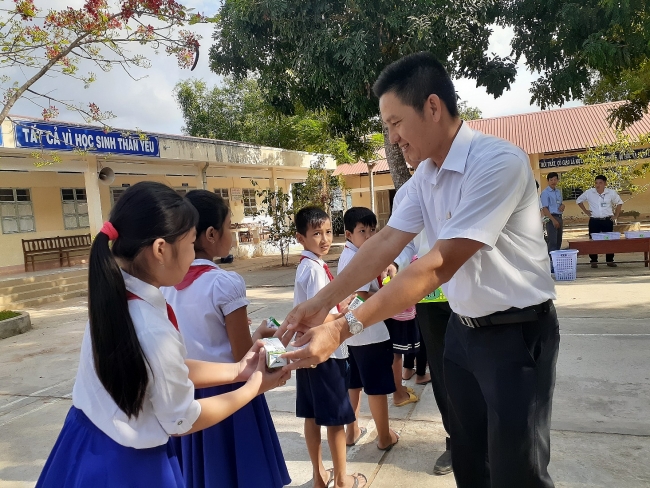 Gần 55.000 trẻ em tỉnh Trà Vinh chính thức được thụ hưởng chương trình sữa học đường gan 55000 tre em tinh tra vinh chinh thuc duoc thu huong chuong trinh sua hoc duong