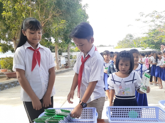 Gần 55.000 trẻ em tỉnh Trà Vinh chính thức được thụ hưởng chương trình sữa học đường gan 55000 tre em tinh tra vinh chinh thuc duoc thu huong chuong trinh sua hoc duong