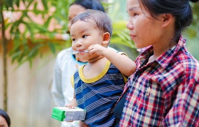 Các gia đình ở vùng cao mong muốn con được uống sữa đều đặn nhưng điều kiện kinh tế chưa cho phép 1746 e1