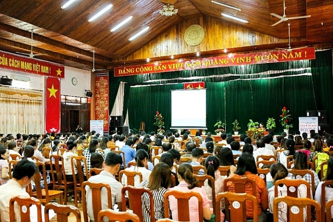 Đông đảo cán bộ giáo dục, giáo viên đều được tham gia các lớp tập huấn trước khi triển khai chương trình 2012 e4