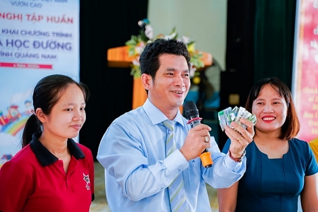 Bác sĩ dinh dưỡng của Vinamilk chia sẻ các kiến thức về sữa và hướng dẫn thao tác gấp vỏ hộp sữa cho các giáo viên 2122 e5