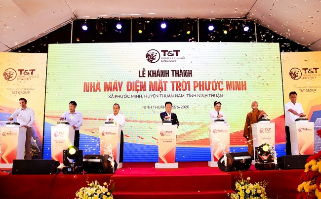Ông Cao Quốc Hưng, Thứ trưởng Bộ Công thương (thứ ba từ trái sang) và ông Đỗ Quang Hiển, Chủ tịch HĐQT kiêm TGĐ T&T Group (áo đen) cùng các vị đại biểu thực hiện nghi lễ đóng cầu dao điện, chính thức khánh thành Nhà máy điện mặt trời Phước Ninh 5338 anh 1