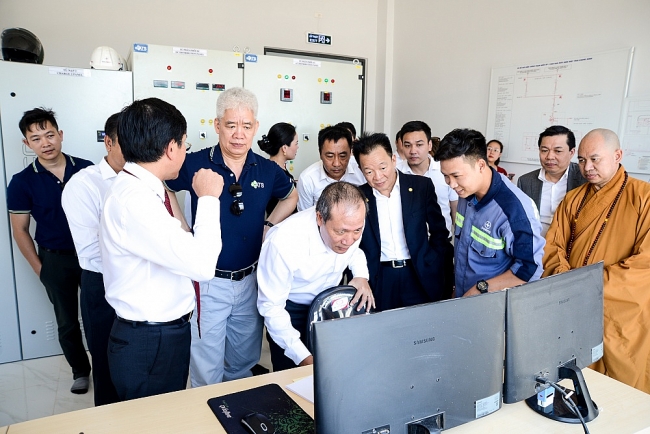 Thứ trưởng Bộ Công Thương Cao Quốc Hưng và Chủ tịch HĐQT T&T Group Đỗ Quang Hiển cùng các vị lãnh đạo thăm quan Trung tâm điều hành nhà máy điện mặt trời Phước Ninh 5346 anh 2