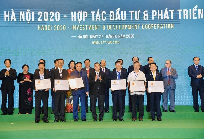 Ông Đỗ Quang Hiển – Chủ tịch HĐQT kiêm Tổng Giám đốc Tập đoàn T&T Group (hàng phía trước, thứ nhất từ phải sang) thay mặt T&T Group nhận quyết định chủ trương đầu tư dự án Cụm công nghiệp Nam Phúc Thọ. 4905 anh 1