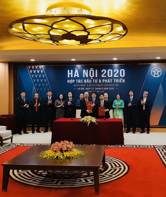 Đại diện Thành phố Hà Nội và đại diện Tập đoàn T&T Group đã cùng nhau ký kết thỏa thuận hợp tác cho 4 dự án trong 2 lĩnh vực: phát triển hạ tầng thể thao và nông nghiệp công nghệ cao với tổng mức đầu tư 680 triệu USD. 4955 anh 2