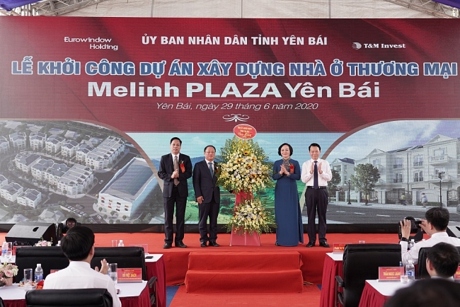 Lãnh đạo tỉnh Yên Bái tặng hoa chúc mừng đại diện chủ đầu tư và đơn vị phát triển dự án 2916 24