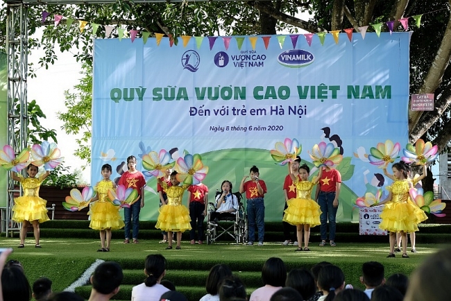 Hàng ngàn trẻ em Hà Nội đón niềm vui uống sữa đến từ Vinamilk và quỹ sữa vươn cao Việt Nam Hàng ngàn trẻ em Hà Nội đón niềm vui uống sữa đến từ Vinamilk và quỹ sữa vươn cao Việt Nam