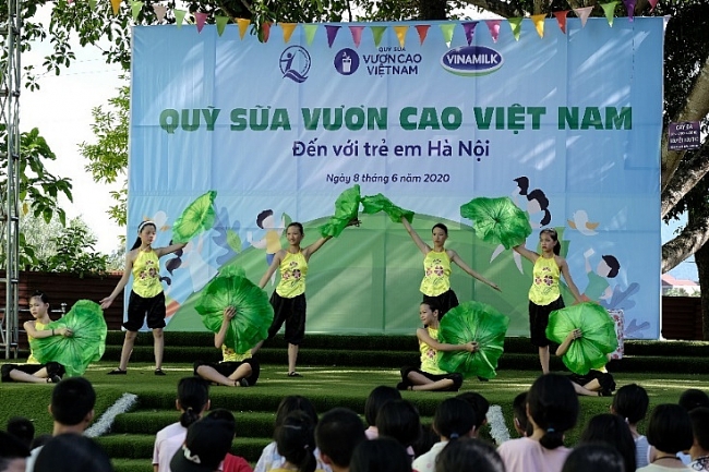Hàng ngàn trẻ em Hà Nội đón niềm vui uống sữa đến từ Vinamilk và quỹ sữa vươn cao Việt Nam Hàng ngàn trẻ em Hà Nội đón niềm vui uống sữa đến từ Vinamilk và quỹ sữa vươn cao Việt Nam
