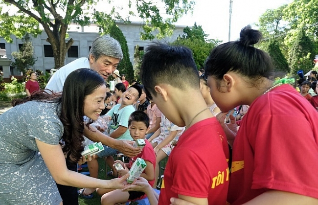 Hàng ngàn trẻ em Hà Nội đón niềm vui uống sữa đến từ Vinamilk và quỹ sữa vươn cao Việt Nam Hàng ngàn trẻ em Hà Nội đón niềm vui uống sữa đến từ Vinamilk và quỹ sữa vươn cao Việt Nam