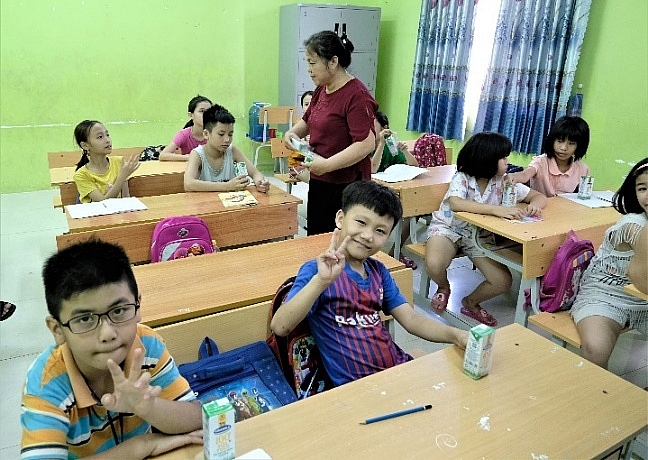 Hàng ngàn trẻ em Hà Nội đón niềm vui uống sữa đến từ Vinamilk và quỹ sữa vươn cao Việt Nam Hàng ngàn trẻ em Hà Nội đón niềm vui uống sữa đến từ Vinamilk và quỹ sữa vươn cao Việt Nam