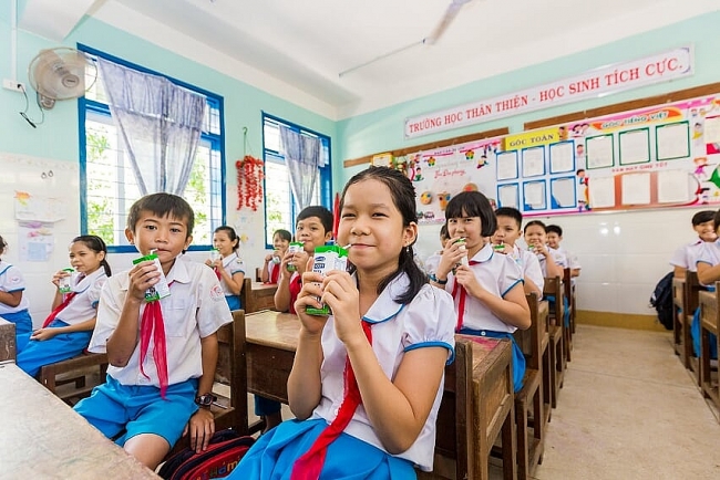 Giờ uống sữa học đường – Tiết học với nhiều điều thú vị gio uong sua hoc duong tiet hoc voi nhieu dieu thu vi