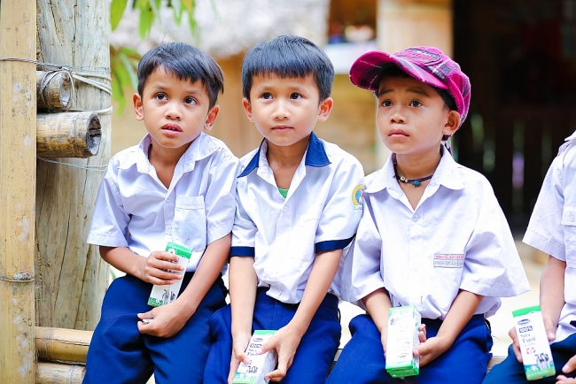 Giờ uống sữa học đường – Tiết học với nhiều điều thú vị gio uong sua hoc duong tiet hoc voi nhieu dieu thu vi