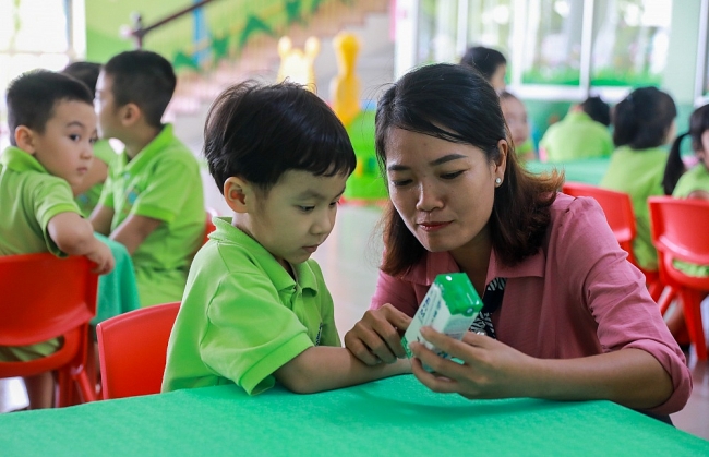 Giờ uống sữa học đường – Tiết học với nhiều điều thú vị gio uong sua hoc duong tiet hoc voi nhieu dieu thu vi