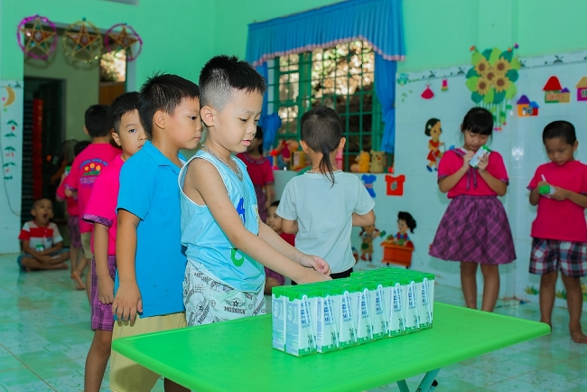 Giờ uống sữa học đường – Tiết học với nhiều điều thú vị gio uong sua hoc duong tiet hoc voi nhieu dieu thu vi