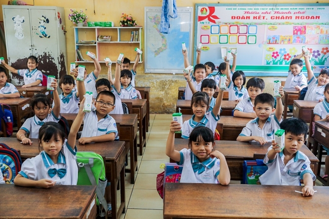 Giờ uống sữa học đường – Tiết học với nhiều điều thú vị gio uong sua hoc duong tiet hoc voi nhieu dieu thu vi
